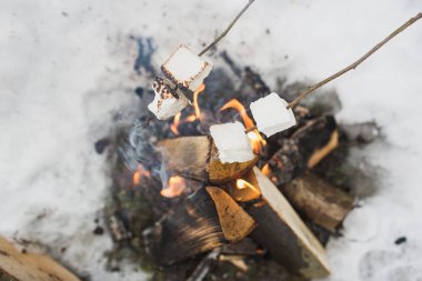 Kamp ateşinde kızartılan çubukta lokum.