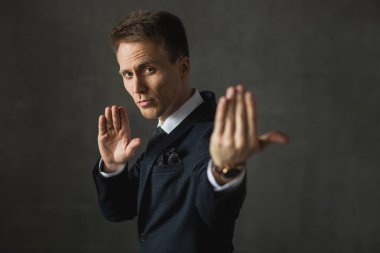 Siyah takım duygusal poz içinde Genç İşadamları