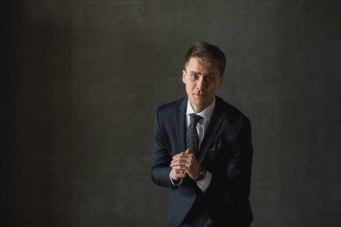 Siyah takım duygusal poz içinde Genç İşadamları