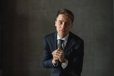 Siyah takım duygusal poz içinde Genç İşadamları