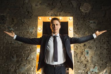 Siyah takım duygusal poz içinde Genç İşadamları