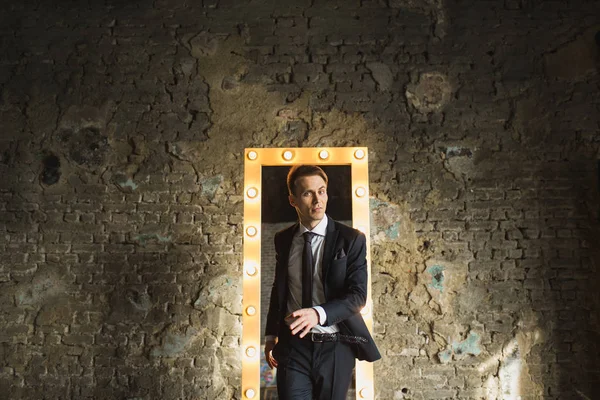 Jóvenes hombres de negocios en traje negro pose emocional — Foto de Stock