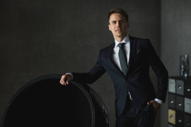 gri arka koltuğa yakın poz siyah elbiseli genç işadamı