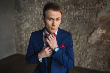 Mavi takım duygusal poz içinde genç işadamı