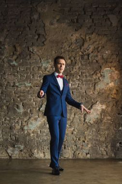 Mavi takım duygusal poz içinde genç işadamı