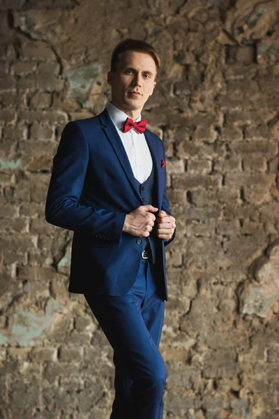 Mladý podnikatel v modrý oblek emocionální pózuje — Stock fotografie