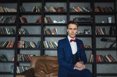 Mavi takım duygusal poz içinde genç işadamı