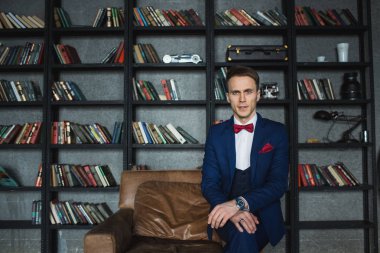 Mavi takım duygusal poz içinde genç işadamı