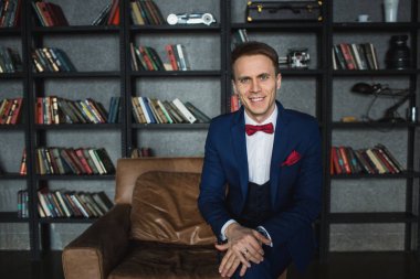 Mavi takım duygusal poz içinde genç işadamı