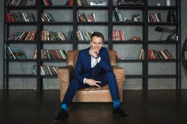 Mavi takım duygusal poz içinde genç işadamı