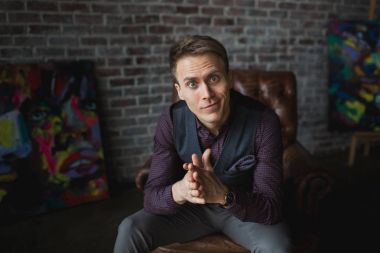 bir siyah yelek poz içinde genç işadamı