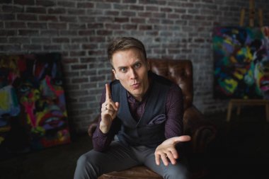 bir siyah yelek poz içinde genç işadamı