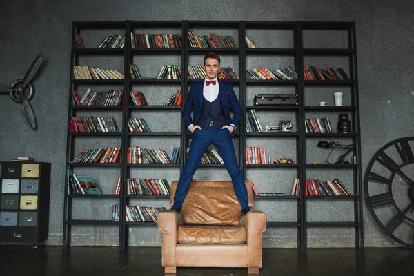 Jovem empresário em azul terno emocional posando — Fotografia de Stock