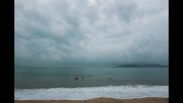 La vita sulla spiaggia al mattino, alba, Vietnam — Video Stock