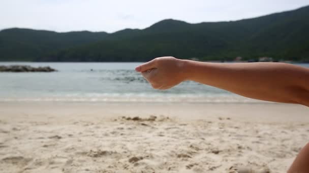 Perempuan bermain dengan pasir putih di pantai eksotis — Stok Video