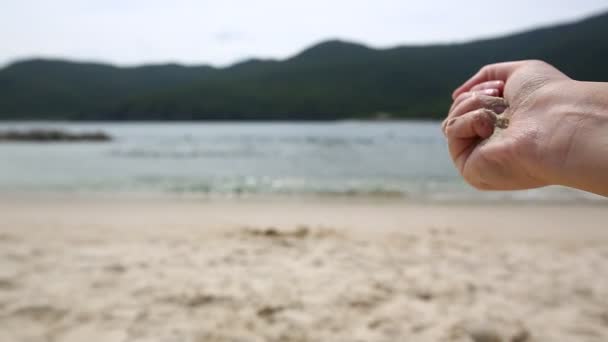 Kvinna leker med vit sand på exotiska beach — Stockvideo