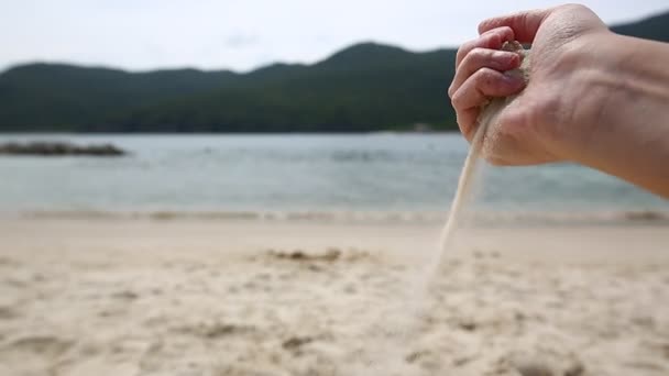 Feminino brincando com areia branca na praia exótica — Vídeo de Stock