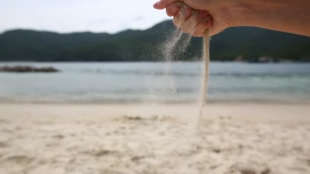 Kvinna leker med vit sand på exotiska beach — Stockvideo