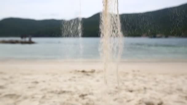 Жінка грає з білим піском на екзотичному пляжі — стокове відео
