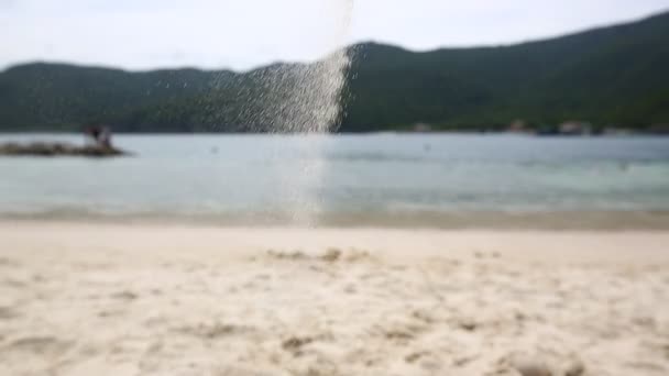 Kvinna leker med vit sand på exotiska beach — Stockvideo