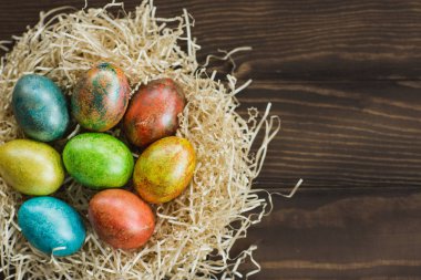 Ahşap arka planda paskalya yumurtaları