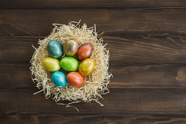 Пасхальные яйца на деревянном фоне — стоковое фото