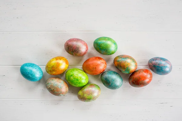 Пасхальные яйца на белом деревянном фоне — стоковое фото