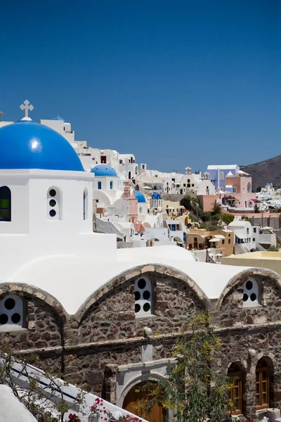 Santorini-sziget, Görögország - kék kupola a kék ég háttér fehér templom — Stock Fotó