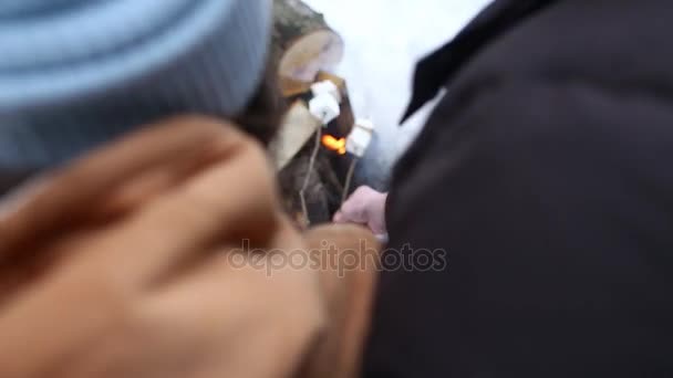 Acercamiento de malvaviscos asándose sobre una llama abierta . — Vídeo de stock