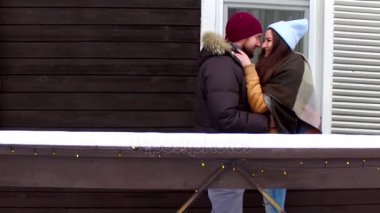 Romantik genç çift öpüyor. Aşkın ilk öpücüğü.