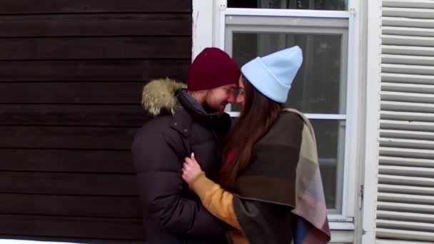 Un jeune couple romantique s'embrasse. Premier baiser de jeune amour . — Video