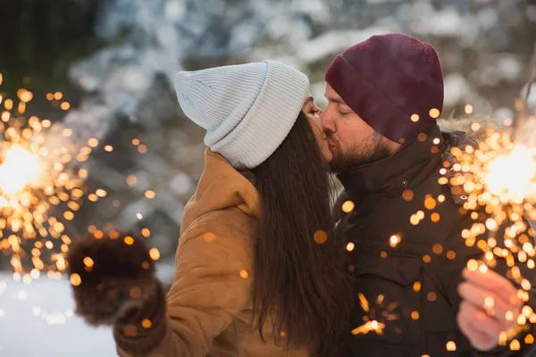 Romantik genç çift öpüyor. Aşkın ilk öpücüğü.