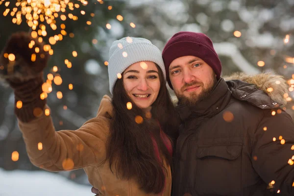 Romantik genç çift öpüyor. Aşkın ilk öpücüğü.