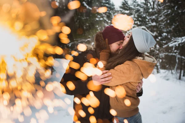 Romantisches junges Paar küsst sich. Der erste Kuss der jungen Liebe. — Stockfoto