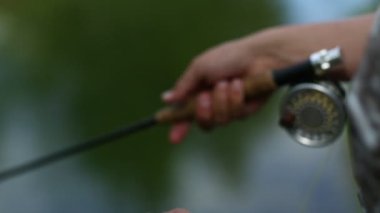 sinek balıkçı bir nehir üzerinde çubuk döküm