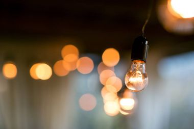 Klasik lamba, evde ampul dekoru.