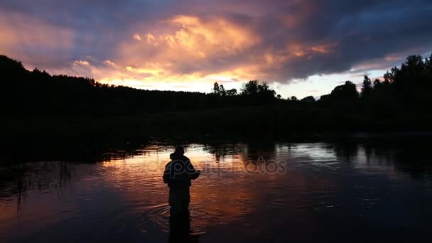 Человек рыбалка в реке с мухой стержня и waders — стоковое видео