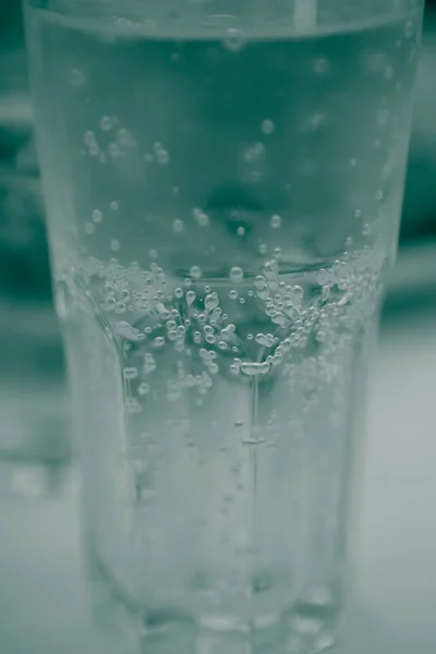 Glas Wasser auf einem Tisch in einem Restaurant — Stockfoto