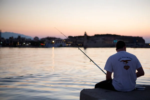 Pescador peces en el mar. Silueta al atardecer — Foto de Stock