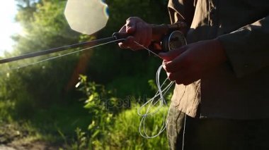 bir olta güneşin Nehri'nin üzerinde döküm bir balıkçı