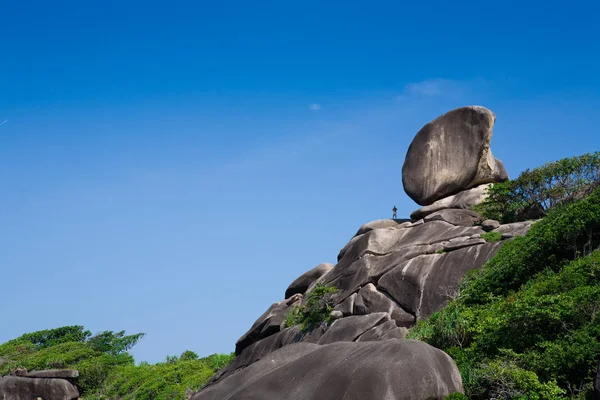 Ön med segelbåt Rock i Similan nationalpark, Phang Nga, Thailand. Turister anländer med båt och gå igenom vågorna till stranden — Stockfoto