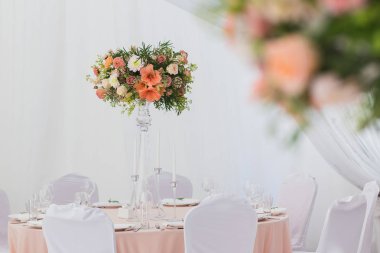 düğün günü masaya güzel çiçek