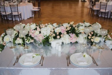 düğün günü masaya güzel çiçek