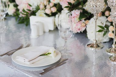 düğün günü masaya güzel çiçek