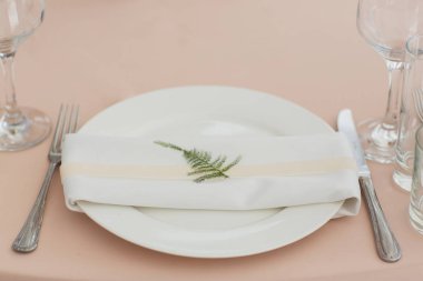 düğün günü masaya güzel çiçek