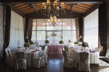 düğün günü masaya güzel çiçek