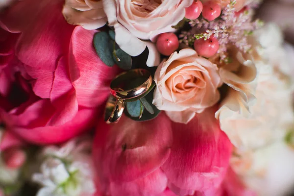 Hermosa boda anillos de oro — Foto de Stock