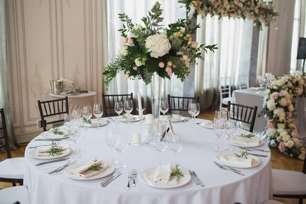 düğün günü masaya güzel çiçek