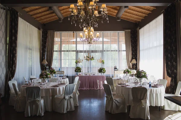 düğün günü masaya güzel çiçek