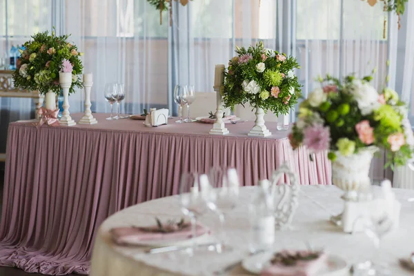 düğün günü masaya güzel çiçek